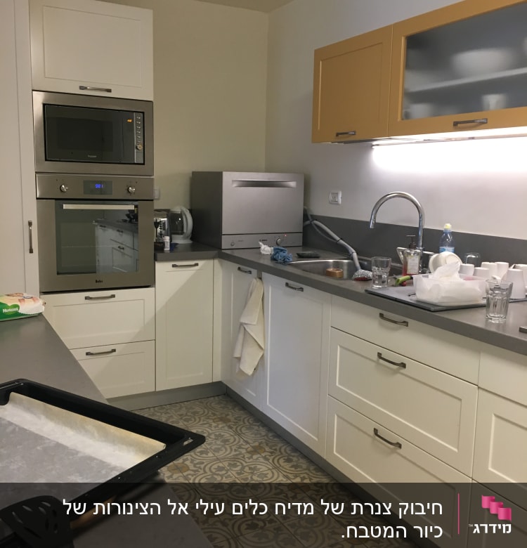 כיור מטבח עם ברז, כלים וסבון כלים